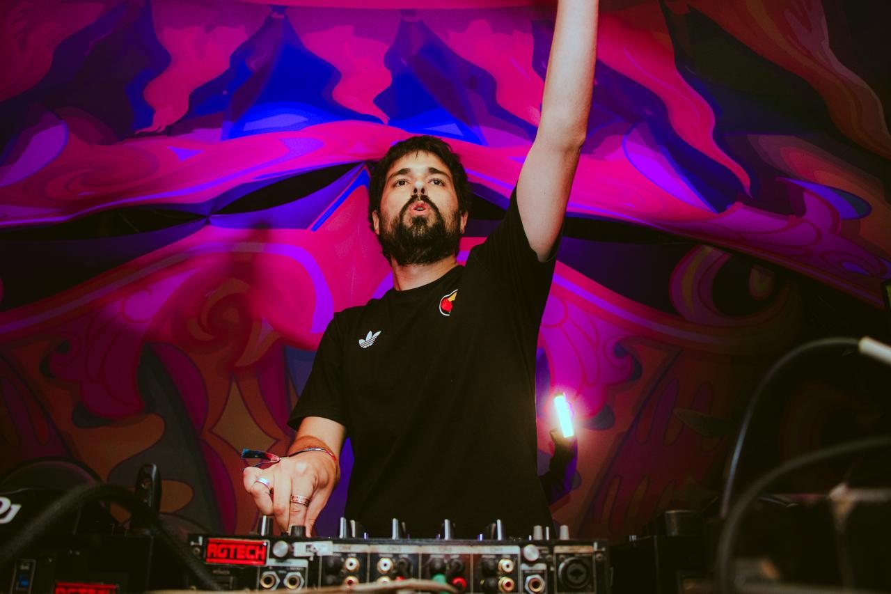 Klipsun at the decks under psychedelic decor